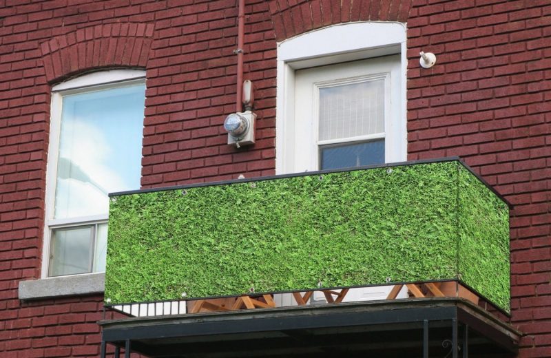 Balkono sienų žolės imitacija