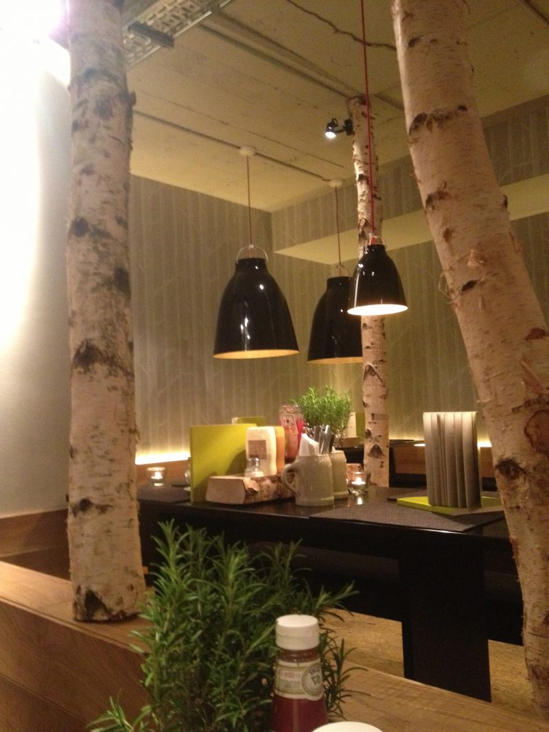 Ruang makan dekorasi birch trunk