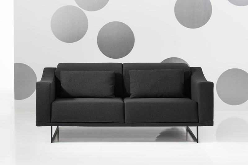 Brühl sofa-model-dalam-ruang hitam
