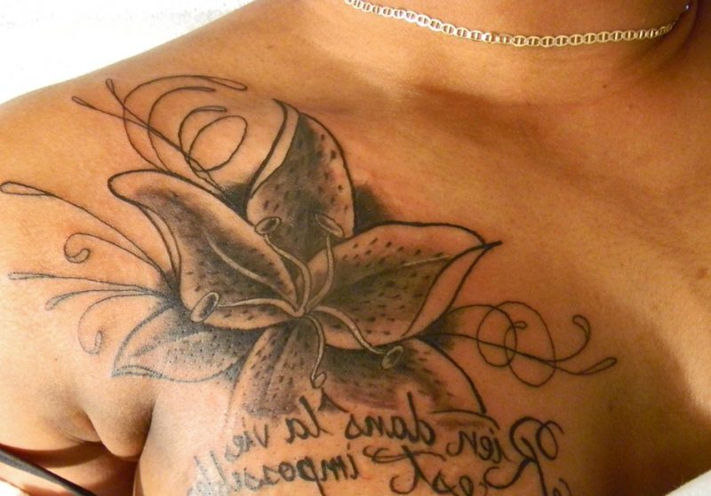 Krūtinės tatuiruotė kaip gėlės
