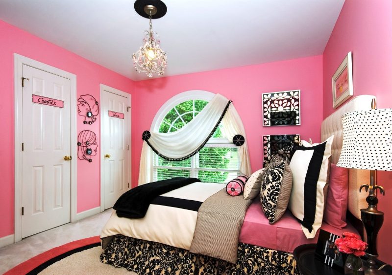 Wit en zwart koel beddengoed komt overeen met een roze kamer