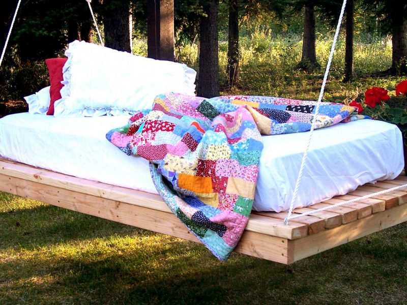 Bygg upp en upphängningsbädd själv: DIY Instruktioner för säng gjord av pallar