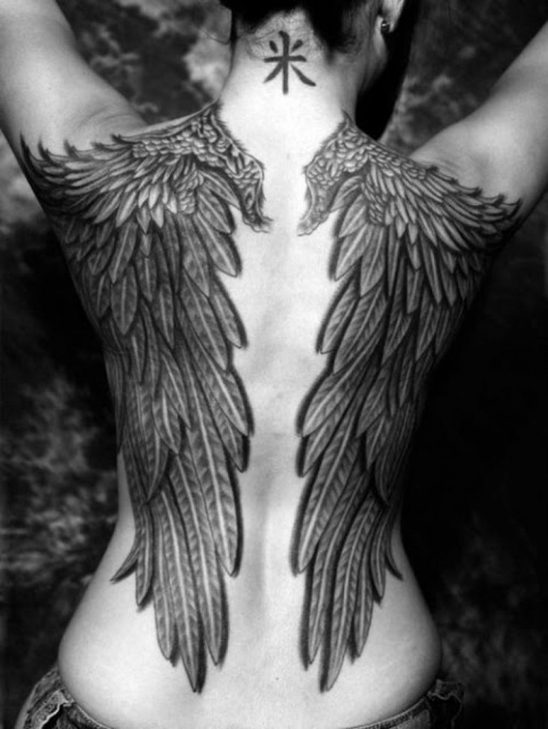천사 날개 전체를 뒤틀어 서다.