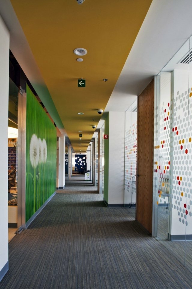 kūrybinis spalvų dizainas koridoriuje