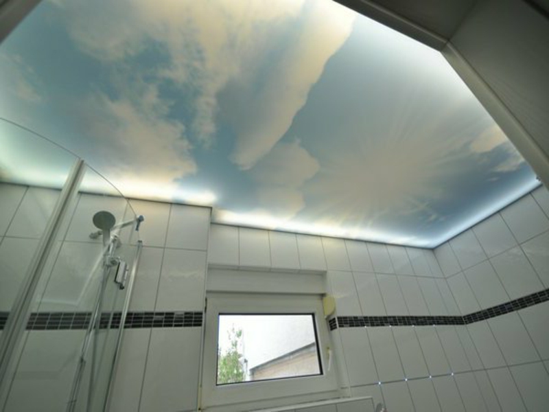 индиректно осветљење купатила и отворени плафон
