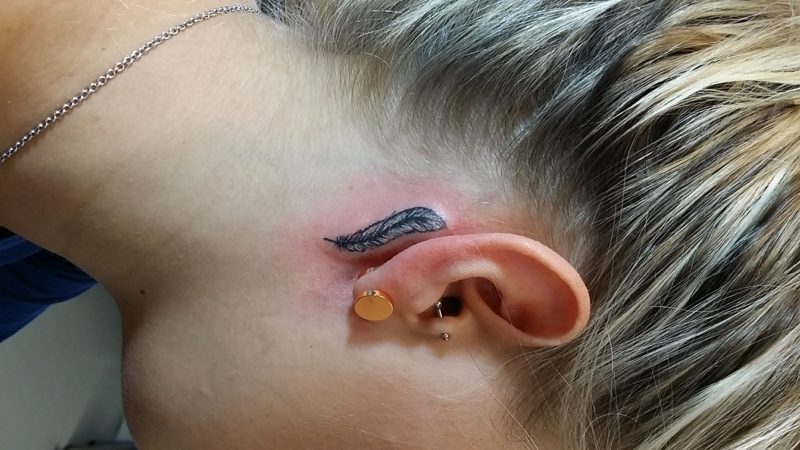 Pero tattoo za ušesom
