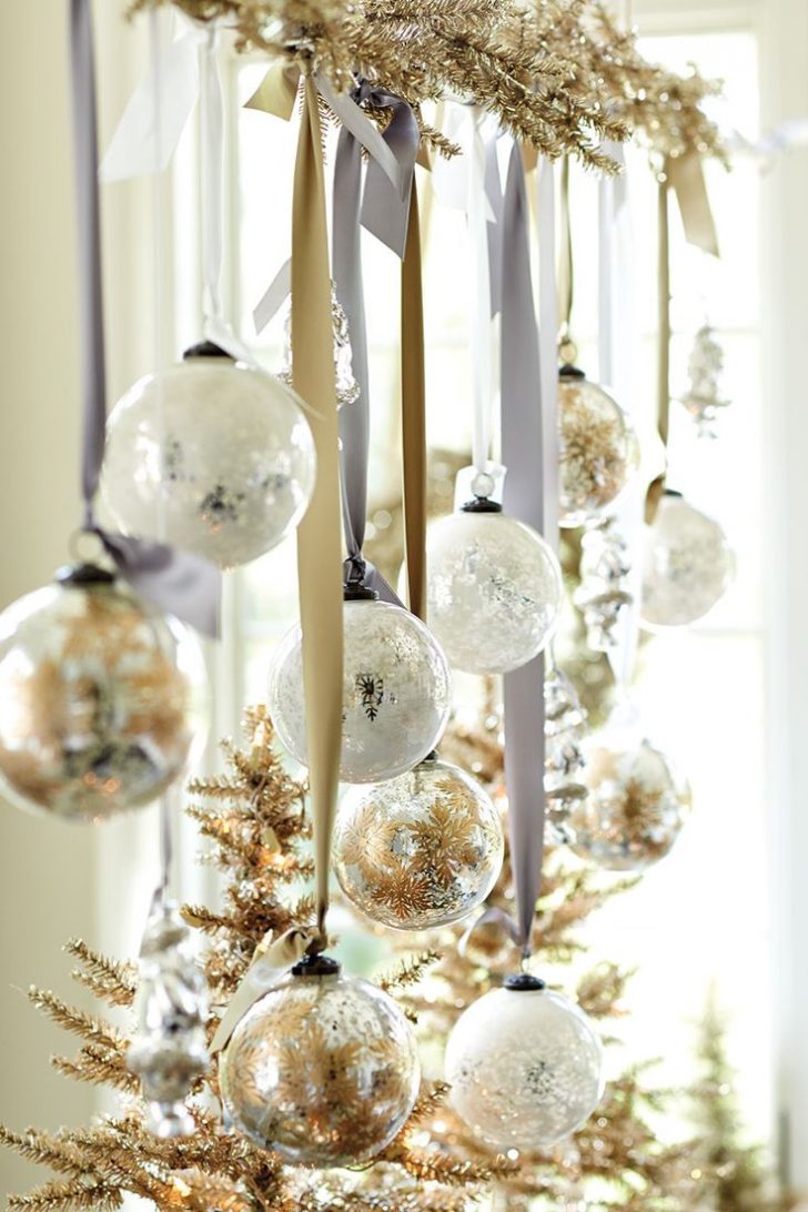 Божићне лопте не само да се уклапају као декорација на божићно дрво, већ и као висење прозора
