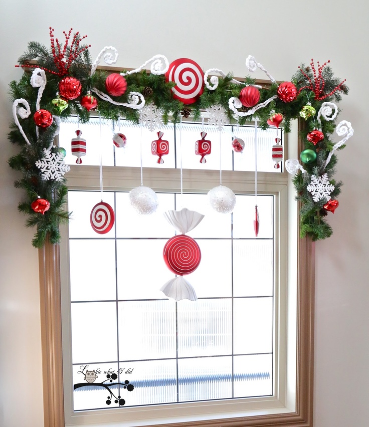 Цоол идеје са лизалицама виси као украс божићног прозора
