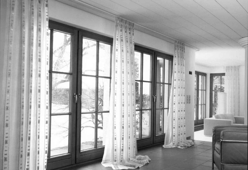 Fönster design med golvlängd gardiner gör rummet ser längre ut