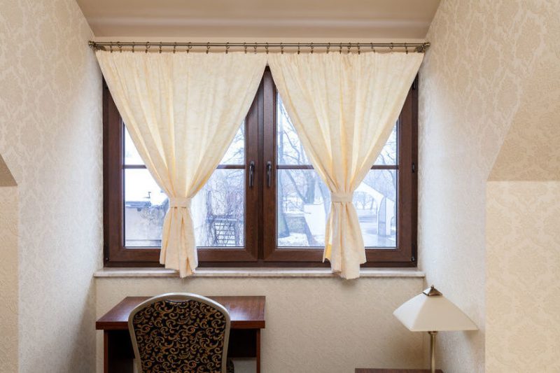 Fönsterdesign med korta gardiner passar perfekt till en arbetsyta