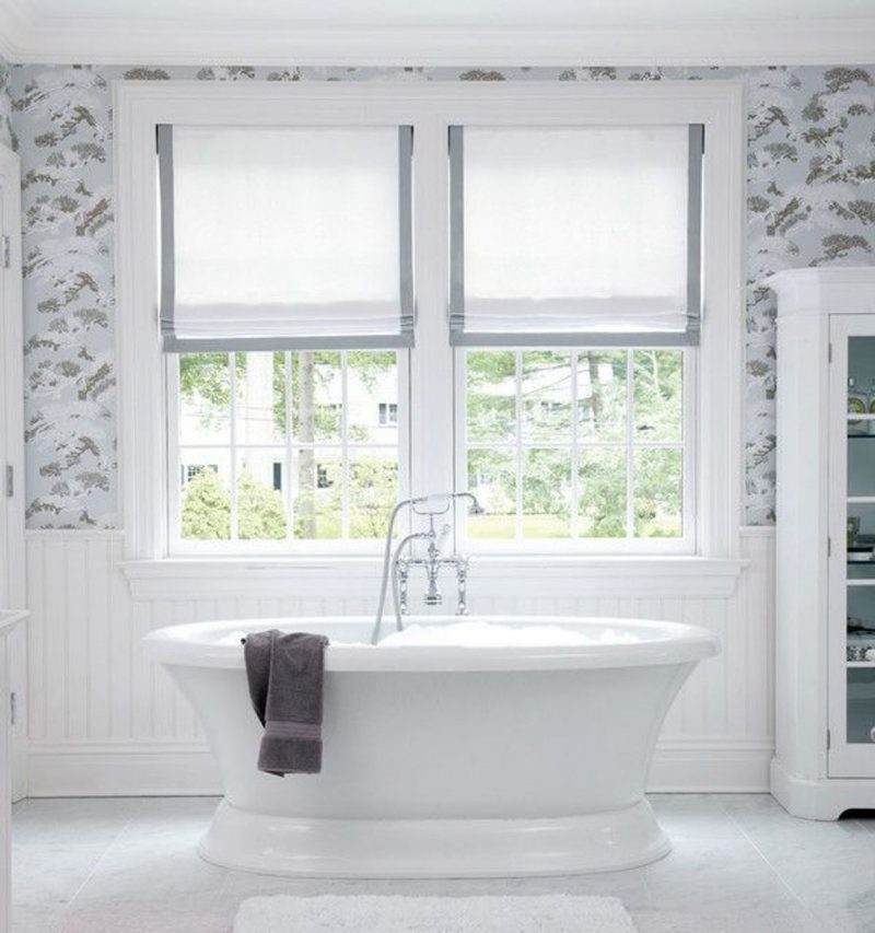 Fönsterdesign i badrummet kan också vara gardiner