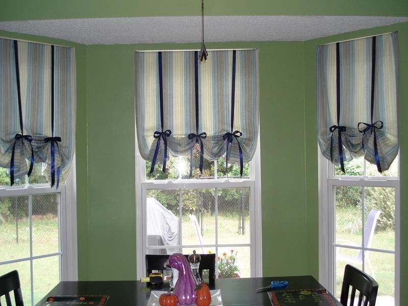 Fönsterdesign med korta gardiner med bågar