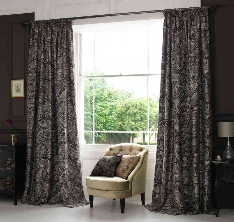 Fönsterdesign med mörkgrå gardiner