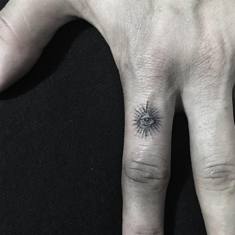 Oko tatuaż palcem