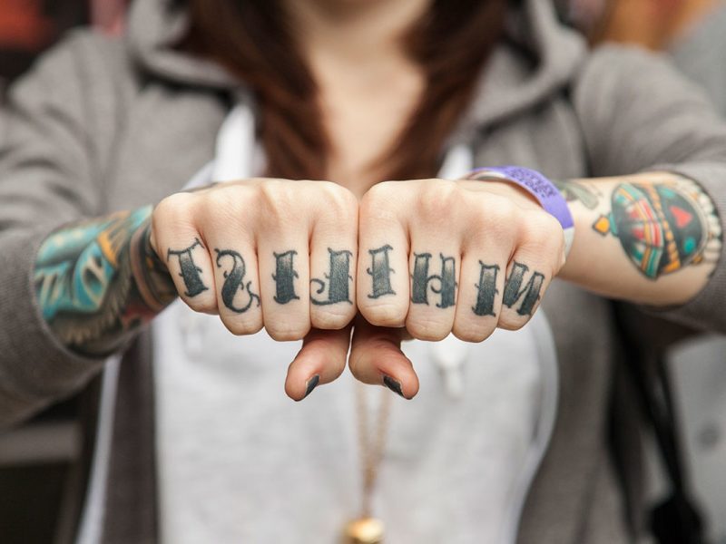 Tatuaj deget pe două mâini