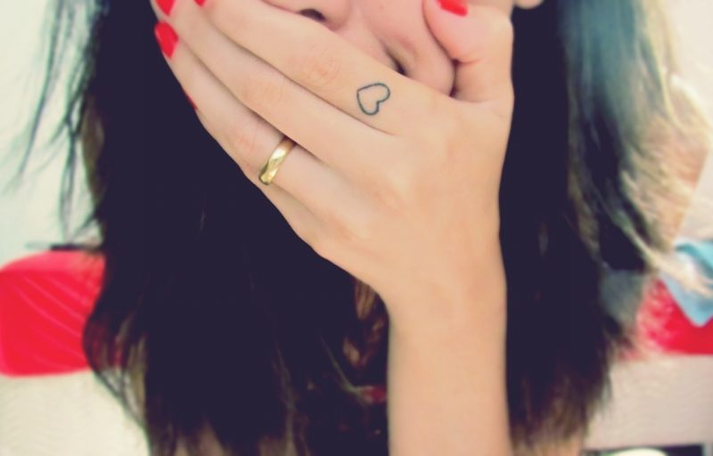 Degetul tatuaj de inimă