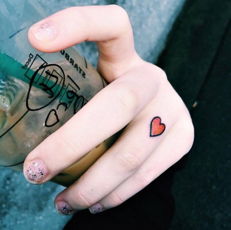 Motyw serca tatuażu palcem