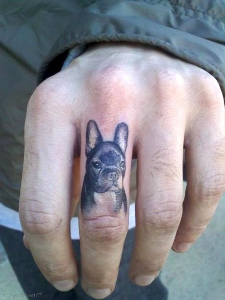 Palec tatuaż psa