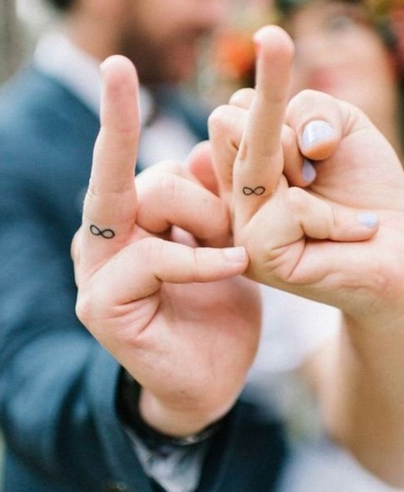 Finger tatuiruotė begalybės ženklas