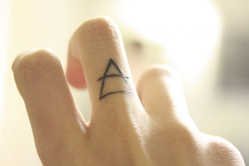 Trójkąt tatuaż palcem