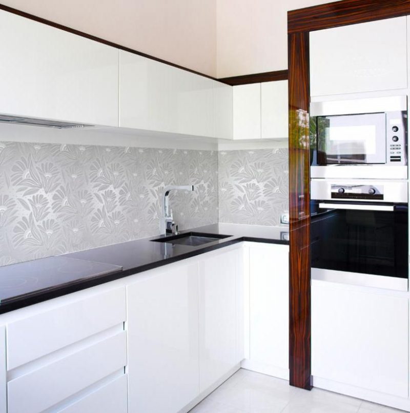 Fancy foliekaka vägg i vita nyanser ger elegans och stil till köket