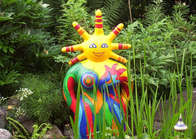 trädgårdsskulpturer färgstarka