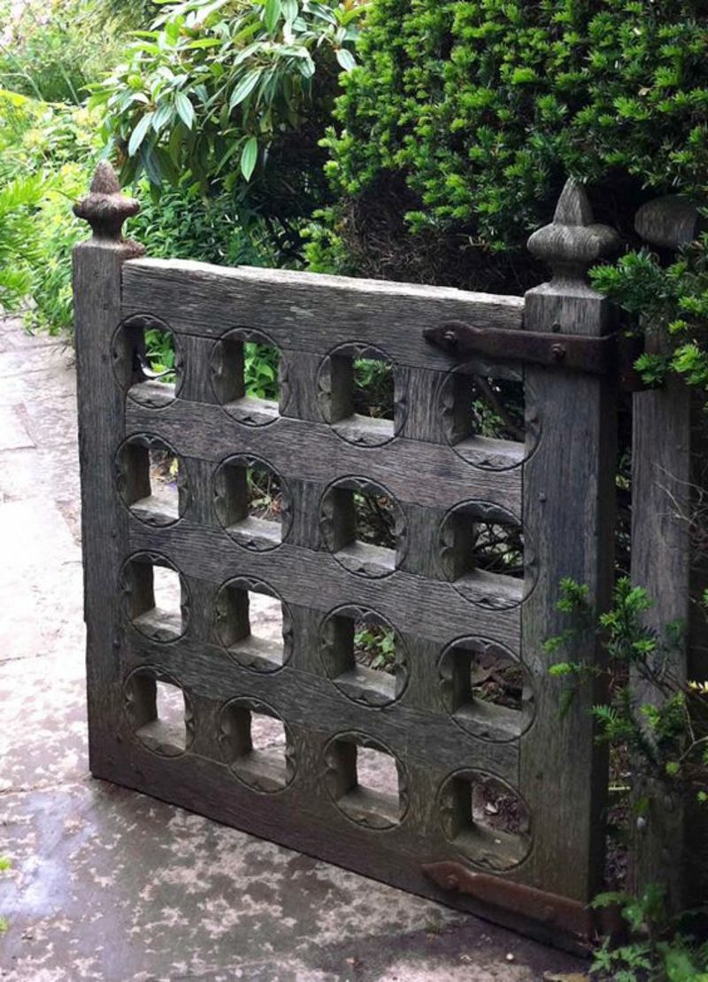 Cancello del giardino vecchio di legno