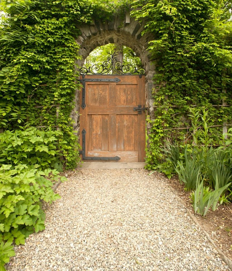 piante del percorso del giardino di ciottoli di progettazione del cancello del giardino