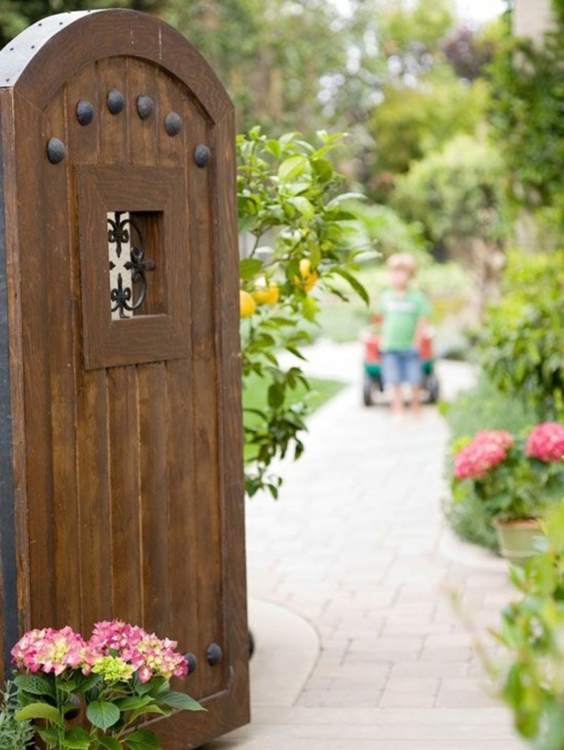 giardino in legno con cornice per giardino