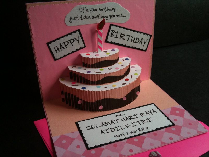 Vytvorte si svoju vlastnú narodeninovú kartu vo forme dortu s papierovou sviečkou