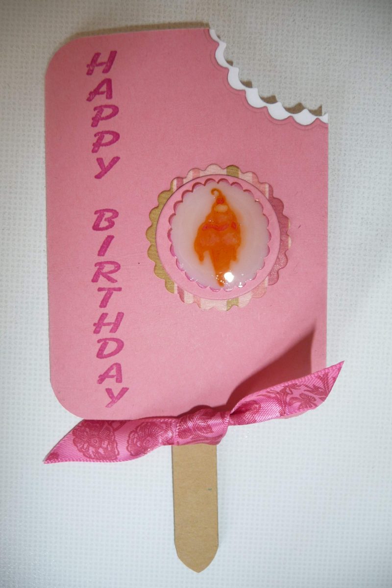 karty na narodeniny navrhnite sami v tvare vajca uhryznuté v ružovej farbe