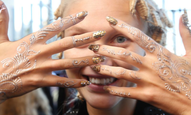 Obrazy na paznokciach żelowych ze złotym wzorem paznokci
