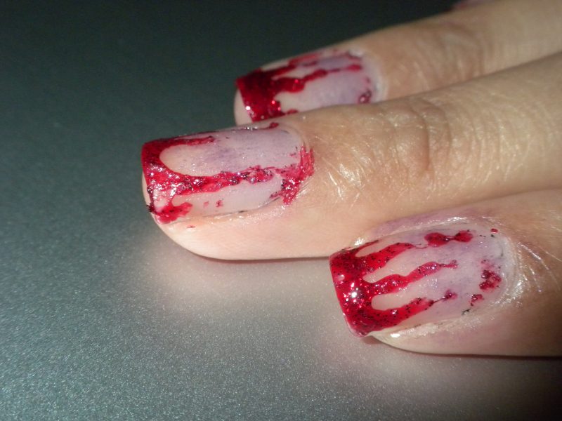 Gel naglar motiv för Halloween: Skapa blodeffekt med röd glitter
