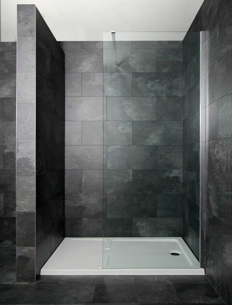 Cabine de duche de cor escura design granito de azulejos