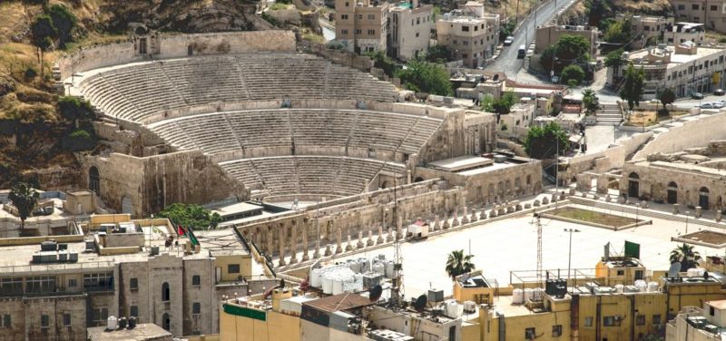 hlavné mesto Jordánska Staroveký rímsky amfiteáter v Ammáne Jordánsku