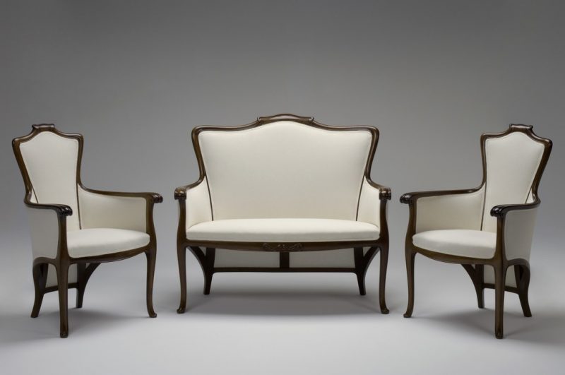 Art Nouveau mempunyai kerusi sofa