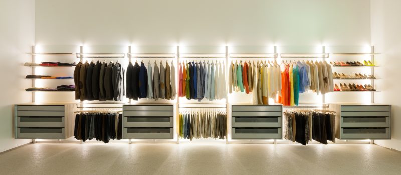 Sistem almari pakaian dengan pencahayaan