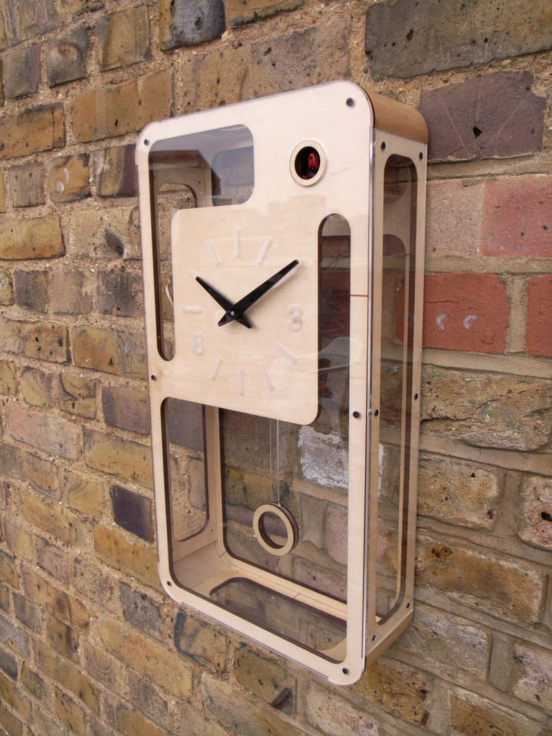 Jam cuckoo ini mempesona dengan desain modernnya.