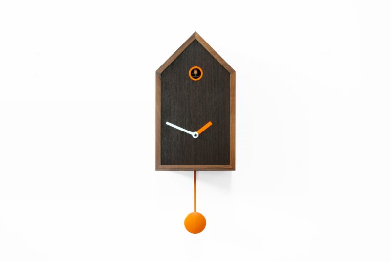 Jam cuckoo modern terbuat dari kayu