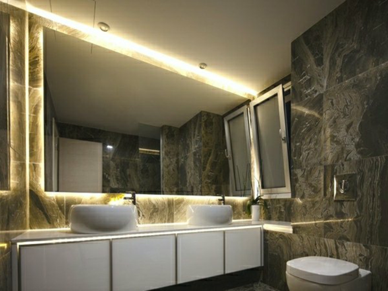 šiuolaikiškas vonios kambario apšvietimas marmuriniame vonios kambaryje