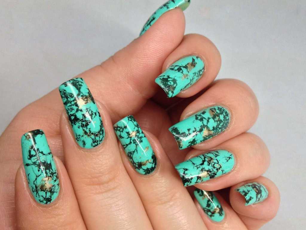 Grön marmorerade naglar - att titta två gånger