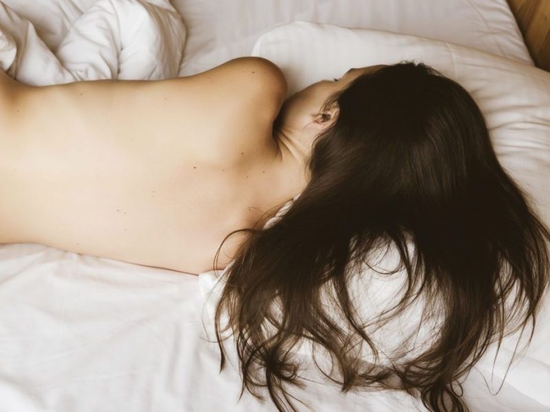sover naken sund hälsosamma skäl sovande naken preferenser