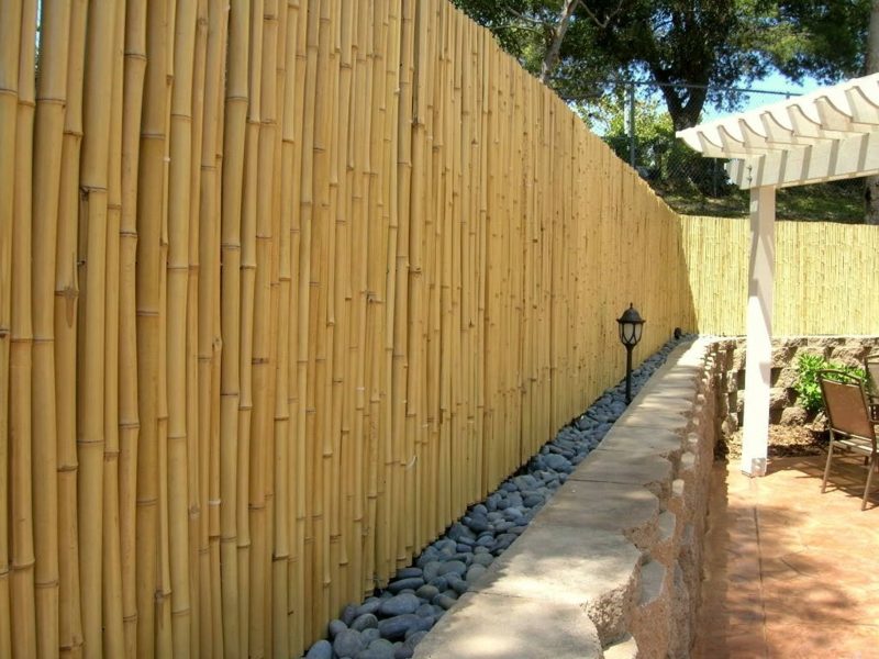 Záhradný plot z bambusových kreatívnych nápadov