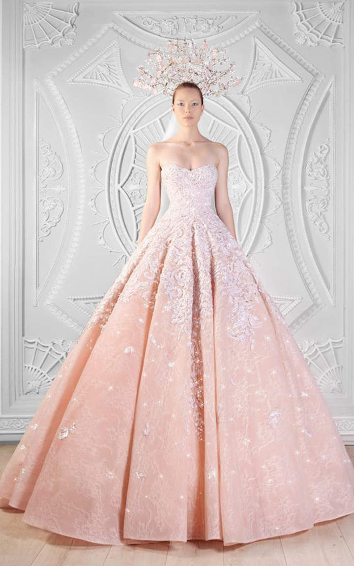 Brudekjole i pastellrosa ser vakker ut, tror du ikke?