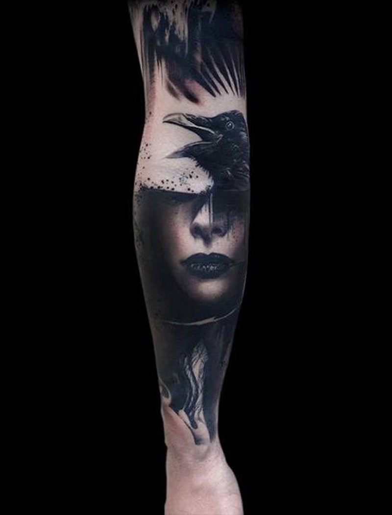Raven-tatoeage met gezicht van een dame