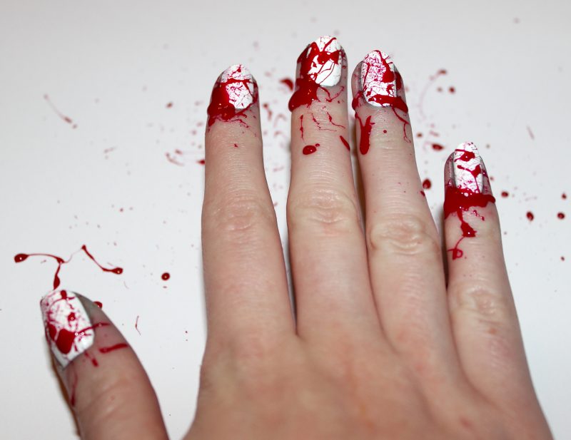Nail design rosso per Halloween come il sangue finto. Istruzioni Passaggio 2