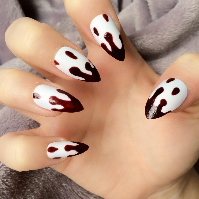 Design delle unghie rosso per Halloween come sangue finto