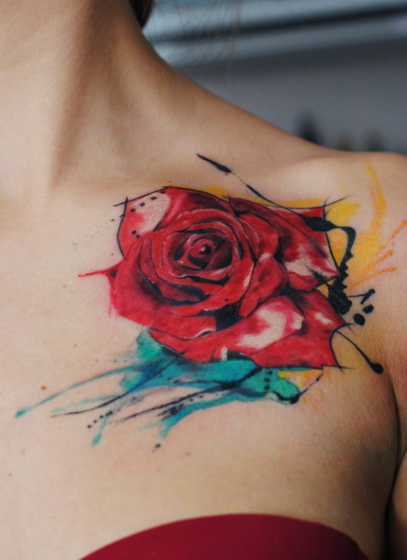 röd rosa axel tatueringar för kvinnor