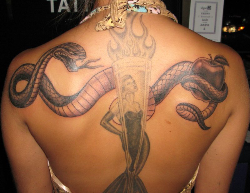 Kača tatoo na ženski hrbtu