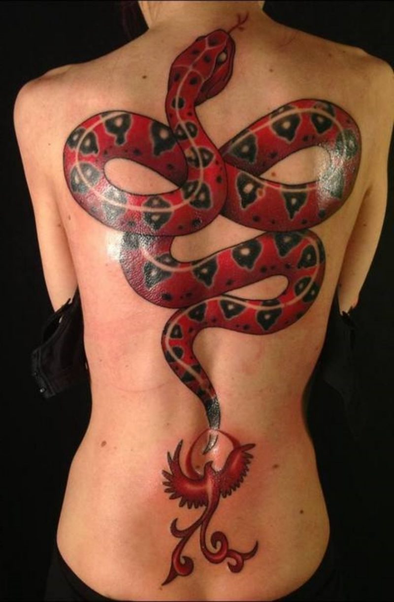 Kače Tatoo je tetoviran skupaj z Phoenixom